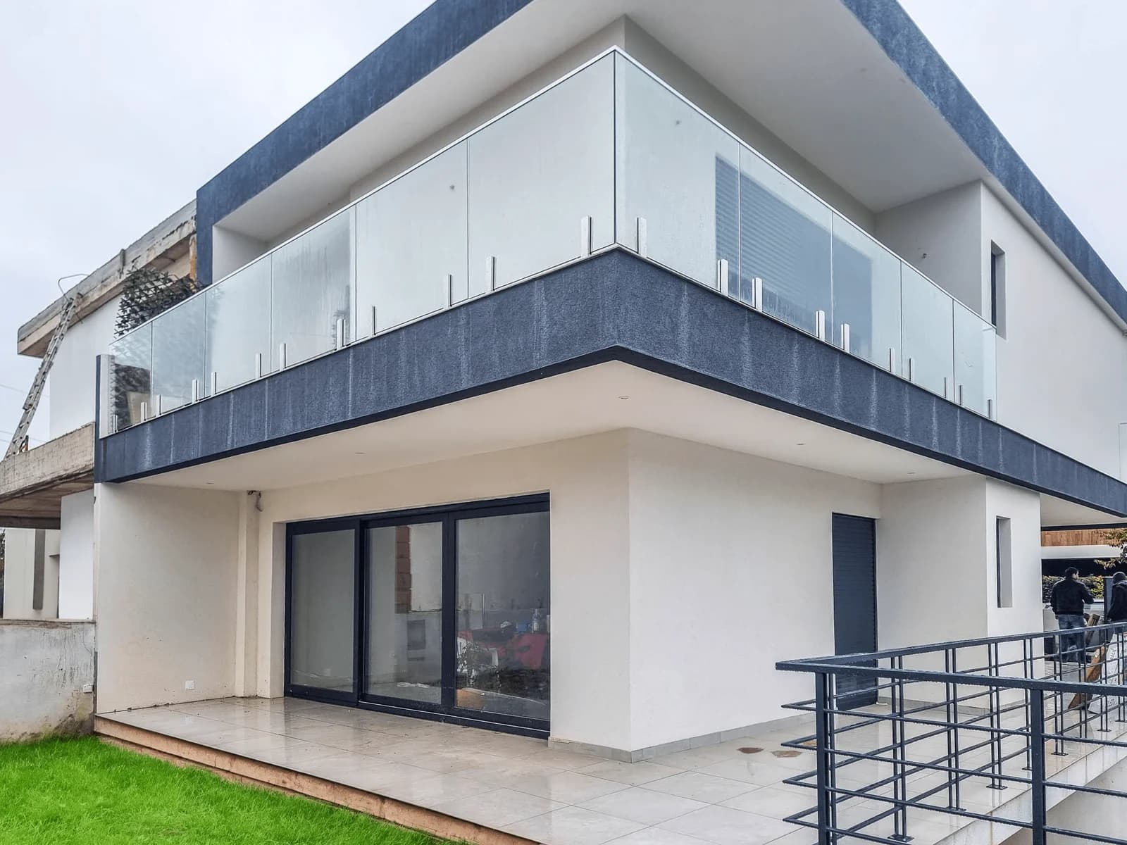 Moradia moderna com guardas em vidro e portas de correr