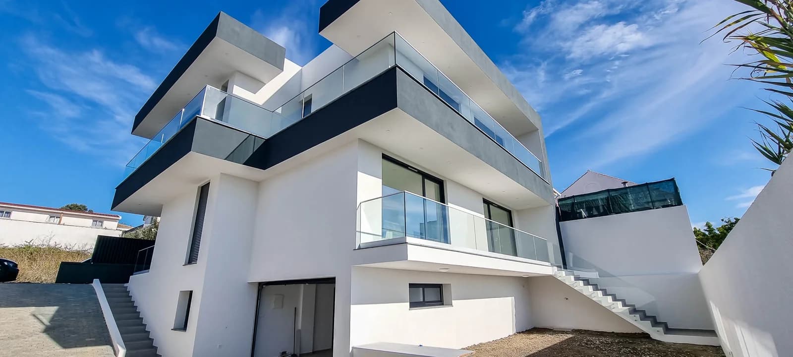 Moradia moderna com guardas em vidro