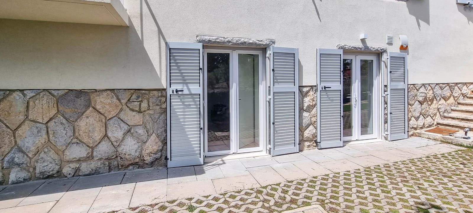 Moradia com janelas e portadas cinzentas